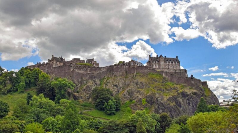 Some of the things to do in Edinburgh, Scotland: walk the royal military, see the Edinburgh military Tattoo, visit Edinburgh castle. Learn more about What to do in Edinburgh, and all the Edinburgh must see attractions. #edinburgh #scotland #travel