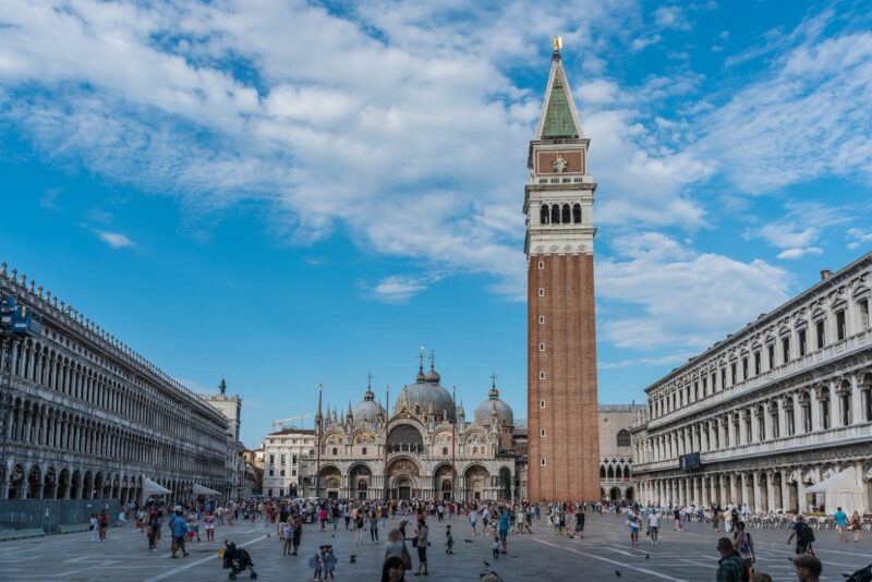 The top attractions of Venice are closely located – and easy to access. The close vicinity of the top things to do in Venice makes it easy to accomplish it all in a two day trip to Venice. Venice offers an interesting dark history for justice, mixed with impressive art and architecture. Learn more about exploring the city of canals. #venice #italy #travel