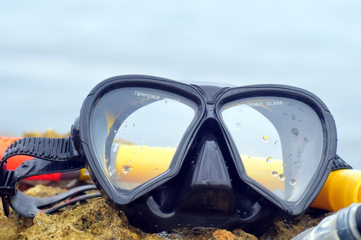 Different ways to clean a new mask before going on a dive trip.
