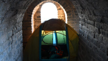 Discover the thrill of wild camping while hiking from Gubeikou to Jinshanling. This section of the Great Wall provides a unique blend of rugged, unrestored areas and meticulously reconstructed parts. After a day of exploring, set up camp and enjoy a peaceful night in this historic setting.